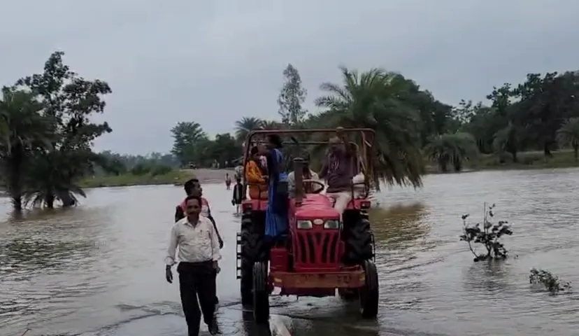 ଡାକ୍ତର ଟ୍ରାକ୍ଟର ଯୋଗେ ବନ୍ୟା ଜଳରେ ପଶି ଟେମରୁପାଲୀ ଗ୍ରାମରେ ପହଞ୍ଚିଥିଲେ।