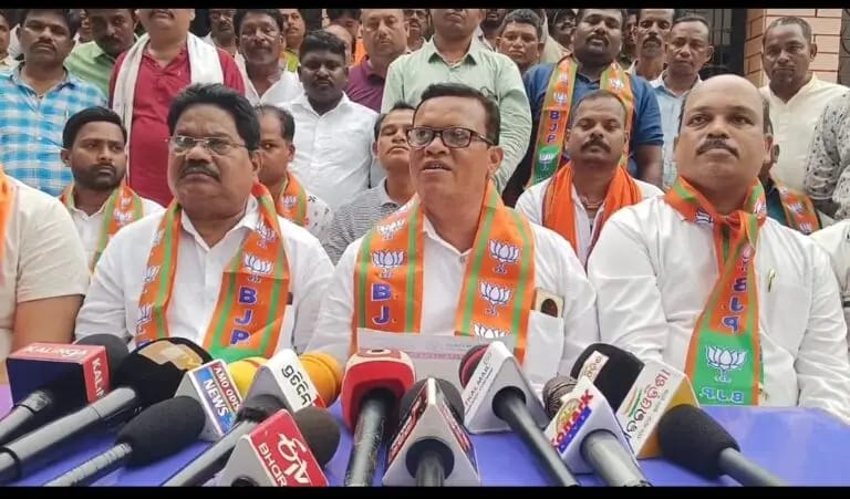 ପୂର୍ତ୍ତ ବିଭାଗ ପାନ୍ଥ ଶାଳାରେ ଜିଲ୍ଲା ବିଜେପି ପକ୍ଷରୁ ସାମ୍ୱାଦିକ ସମ୍ମିଳନୀ କରି ଦୁଇ ବିଜେପି ନେତାଙ୍କୁ ଦଳରୁ ବହିସ୍କାର ଘୋଷଣା।