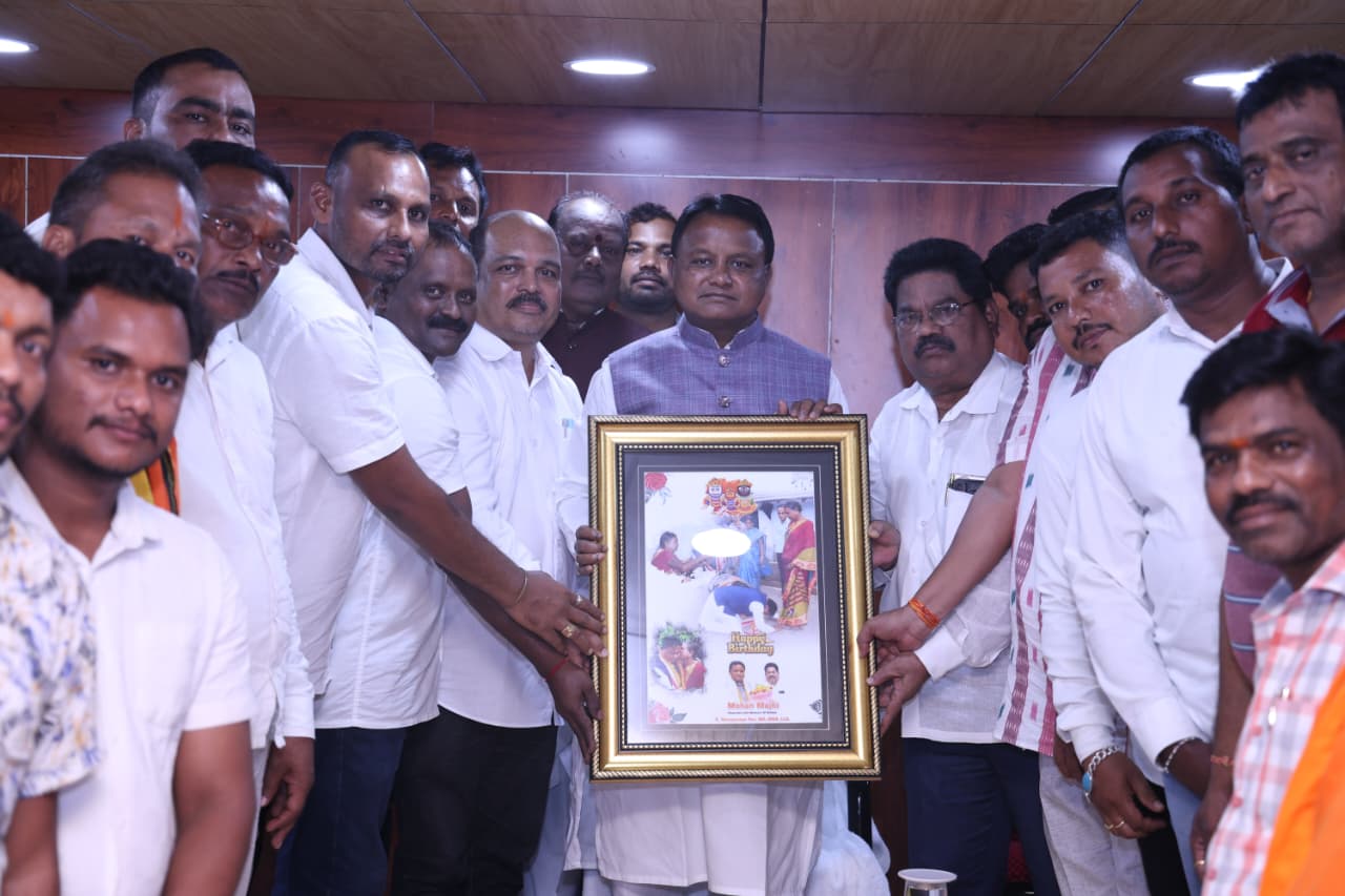 ମୁଖ୍ୟମନ୍ତ୍ରୀ ଙ୍କୁ ଭେଟିଲେ ଗଜପତି ବିଜେପି ଟିମ୍