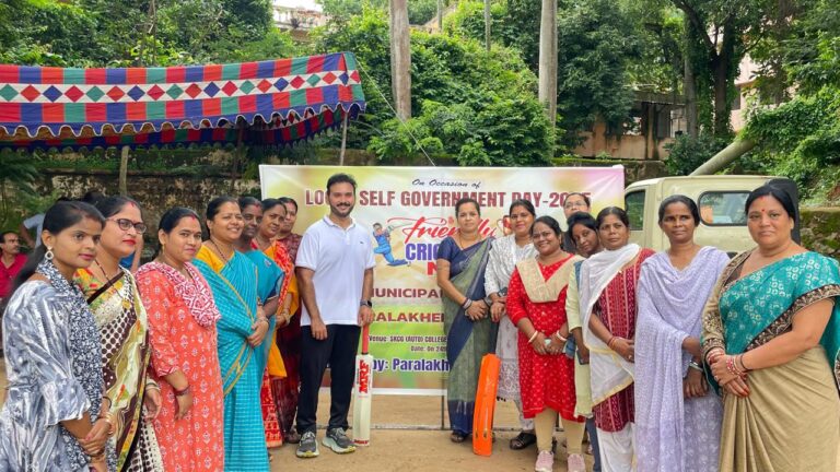 ପାରଳାଖେମୁଣ୍ଡି ସ୍ଥିତ କଲେଜ ପଡ଼ିଆ ଠାରେ ମ୍ୟୁନିସିପାଲଟି ୧୧ ଶହ ମିଡ଼ିଆ ୧୧ ଶହ ବନ୍ଧୁତ୍ୱ ପୂର୍ଣ୍ଣ କିକ୍ରେଟ ମ୍ୟାଚ ଅନୁଷ୍ଠିତ ।