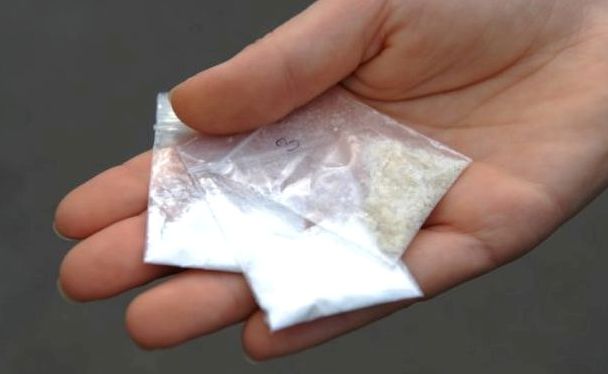 ପୁରୀର ଚନ୍ଦନପୁର ଥାନା ପୁଲିସ ବଡ଼ ସଫଳତା ହାସଲ କରିଛି। ୩ଜଣ ବ୍ରାଉନ ସୁଗାର ବେପାରୀଙ୍କୁ ଗିରଫ କରାଯାଇଛି। ପ୍ରାୟ ୧୫୭ ଗ୍ରାମ ବ୍ରାଉନ ସୁଗାର, ୧.୬୩ ଲକ୍ଷ ନଗଦ, ୨ଟି ବାଇକ୍ ଓ ୩ଟି ମୋବାଇଲ ପୁଲିସ ଜବତ କରିଛି।