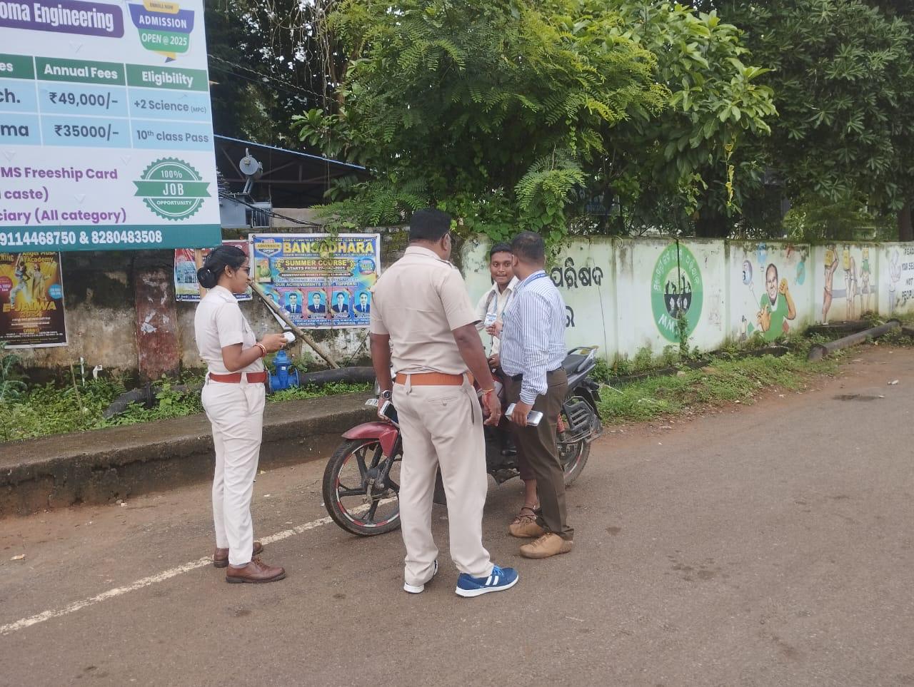 ପରିବହନ ବିଭାଗ ତରଫରୁ ଗାଡି ତଲାସୀ ଓ ସଚେତନତା କାର୍ଯ୍ୟକ୍ରମ ।