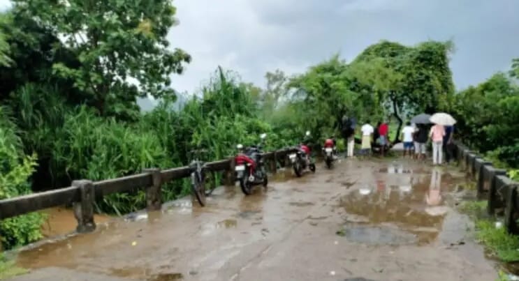 ଲଗାଣ ବର୍ଷା ଜଗୁ ରାସ୍ତା ମଝିରେ ଗଛ ପଡ଼ିଲା ଯିବା ଆସିବାରେ ଦେବଦଳା ଗ୍ରାମ ବାସି ହନ୍ତସନ୍ତ।