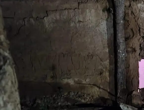 ଲଘୁଚାପଜନିତ ପ୍ରବଳ ବର୍ଷାରେ ଭୁଶୁଡ଼ି ପଡିଲା ଘର କାନ୍ଥ : ଅଳ୍ପକେ ବର୍ତିଲେ ପରିବାର । ଗଜପତି,(ମନୋଜ ପାଢୀ): ଲଘୁଚାପଜନିତ ପ୍ରବଳ ବର୍ଷା ଯୋଗୁଁ ଗଜପତି ଜିଲ୍ଲା ଗୁମ୍ମା ବ୍ଲକ ସଦର ମହକୁମା ଗୁମ୍ମା ଖ୍ରୀଷ୍ଟିଆନ ସାହିର ସୁଜିତ ପାଳ ଓ ସିନିତା ପାଳଙ୍କ ଘର ଭୁଶୁଡ଼ି ଯାଇଛି। ମଙ୍ଗଳବାର ରାତି ୯ଟା ସମୟରେ ପରିବାର ଲୋକେ ରୋଷେଇ ସାରି ଖାଇବା ପରେ ବାଡ଼ି କାନ୍ତ ଭୁଶୁଡ଼ି ଯାଇଥିଲା ଫଳରେ ଅଳ୍ପକେ ବର୍ତିଥିଲେ ପରିବାର ଲୋକେ।ସୂଚନା ପାଇ ଗୁମ୍ମା ରାଜସ୍ୱ ନିରୀକ୍ଷକଙ୍କ ଜରିଆରେ ଆକଳନ ରିପୋର୍ଟ ଆଧାରରେ ସରକାରୀ ସହାୟତା ଯୋଗାଇ ଦିଆଯିବ ବୋଲି କହିଛନ୍ତି ତହସିଲଦାର ଶରତ ଶବର।