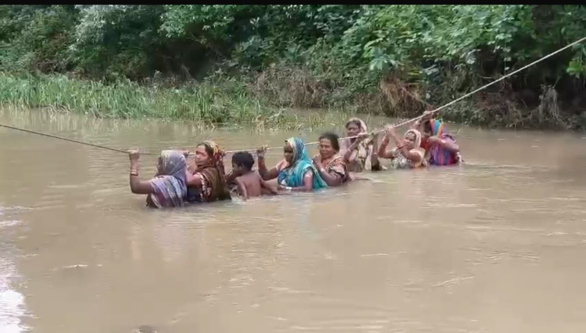 ନଦୀ ପାର ପାଇଁ ଦୌଡ଼ି ଭରସାରେ ତିନି ଖଣ୍ଡ ଗ୍ରାମବାସୀ