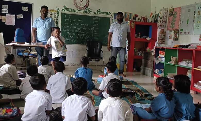 ଖର୍ଚ୍ଚ ହୋଇଛି କୋଟି କୋଟି ଟଙ୍କା ହେଲେ ଭିତିଭୂମିର ଅଭାବ ଯୋଗୁଁ……. ଗଜପତିରେ ଗୋଟିଏ ଶ୍ରେଣୀ ପ୍ରକୋଷ୍ଠରେ ୩ ଜଣ ଶିକ୍ଷକ ଶିକ୍ଷାଦାନ କରୁଛନ୍ତି ।