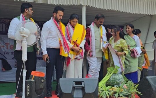 ପାରଳା ବିଧାୟକ ଓ ହାଇଟେକ୍ ଗ୍ରୁପ ଅଧକ୍ଷ ଙ୍କୁ ଫଳ ଓ ପରିବା ଉପହାର ଦେଲେ ମଣିପୁର ବାସି