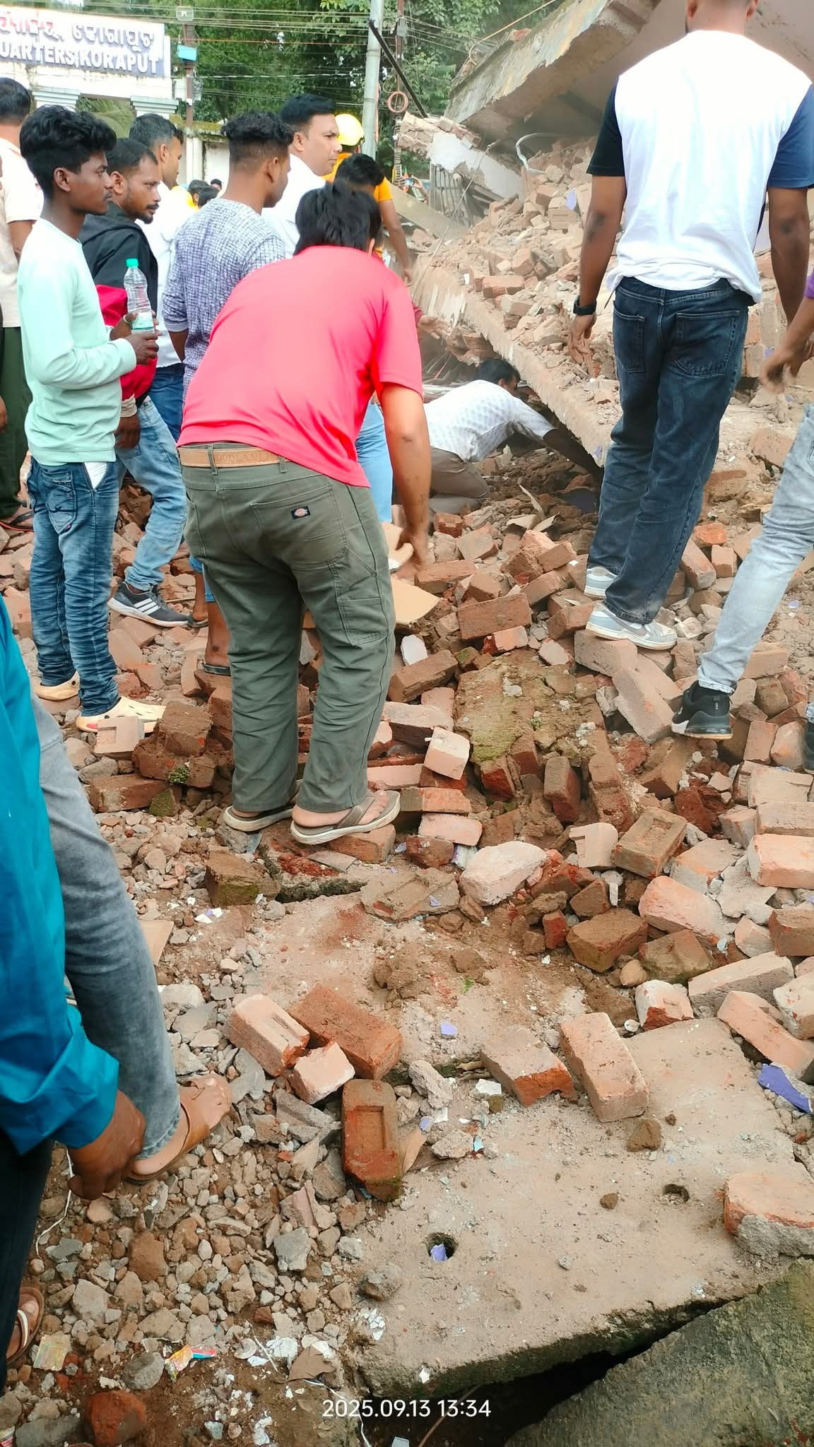 କୋରାପୁଟ: ଜିଲ୍ଲାର ପୁରୁଣା ମାର୍କେଟ କମ୍ପ୍ଲେକ୍ସ ଭୁଶିଡିବା ଘଟଣାରେ ଜଣେ ବ୍ୟବସାୟୀ ଲୋକନାଥ ପାତ୍ରଙ୍କର ମୃତ୍ୟୁ ହୋଇଥିଲା। ମୃତ୍ୟୁ ପରେ ମଧ୍ୟ ତାଙ୍କ ପରିବାରଲୋକେ ତାଙ୍କ ଚକ୍ଷୁଦାନ କରି, ଅନ୍ୟ ଜଣଙ୍କ ପାଇଁ ନୂଆ ଜୀବନର ଆଲୋକ ସାଜିଦେଇଛନ୍ତି। ଏହି ମହାନ କାର୍ଯ୍ୟ କୋରାପୁଟରେ ସକାରାତ୍ମକ ଉଦାହରଣ ସୃଷ୍ଟି କରିଛି।