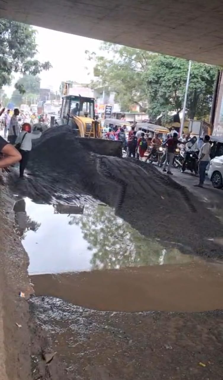 ସଂଯୁକ୍ତ କୃଷକ ସଂଗଠନ,ସଂକଳ୍ପ ପରିବାର, କୋଶଲ ସେନା ଓ ଜନସାଧାରଣ ମିଶି ବରଗଡ଼ ରୁ ଭଟଲି ରାସ୍ତା ମରାମତି କଲେ।