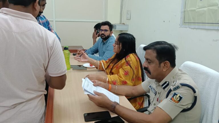 ପାରଳାଖେମୁଣ୍ଡି ସ୍ଥିତ ଜିଲ୍ଲାପାଳ ଙ୍କ କାର୍ଯ୍ୟାଳୟ ସମ୍ମିଳନୀ କକ୍ଷ ଠାରେ ଜିଲ୍ଲାପାଳଙ୍କ ମିଳିତ ଜନ ଅଭିଯୋଗ ଶୁଣାଣୀ ଅନୁଷ୍ଠିତ।