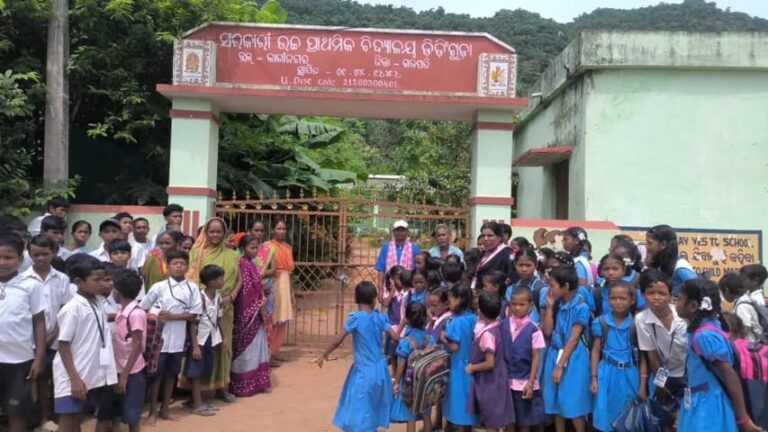 ଶିକ୍ଷକ ଅଭାବକୁ ନେଇ କାଶୀନଗର ବ୍ଲକର ଏକ ବିଦ୍ୟାଳୟରେ ତାଲା ପକାଇଲେ ଅଭିଭାବକ ଓ ଗ୍ରାମବାସୀ ।