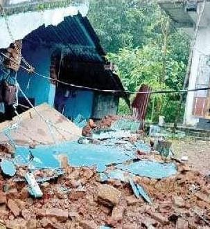 ଗଜପତିରେ ପ୍ରବଳ ବର୍ଷା ଯୋଗୁଁ ପାହାଡ଼ରୁ କୃତ୍ରିମ ନଦୀ ସୃଷ୍ଟି ହୋଇ ଭୁଶୁଡ଼ିଲା ୨ ଘରର କାନ୍ଥ ।