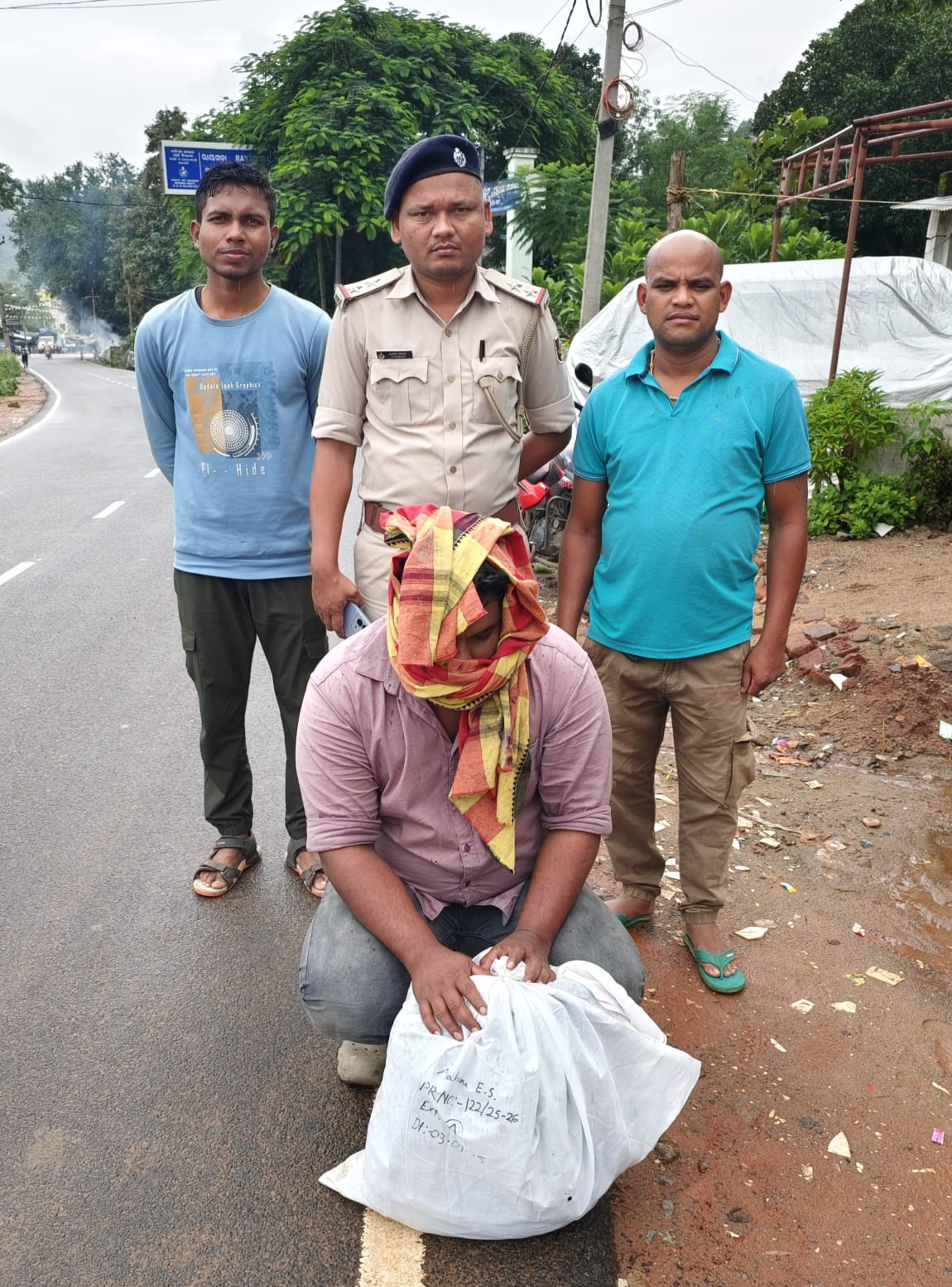 ଭଉଣୀ ବାହାଘର ପାଇଁ ଗଞ୍ଜେଇ ଚୋରା ଚାଲାଣ ବେଳେ ଯୁବକ ଗିରଫ…… ଭଉଣୀ ବିବାହ ସ୍ବପ୍ନ ଅଧୁରା ରହିଲା ।