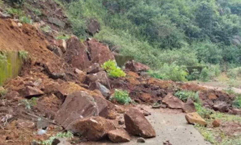 ଗୁମ୍ମା ବ୍ଲକରେ ପାହାଡ଼ ଧସିଲା, ରାସ୍ତା ଅବରୋଧ ।