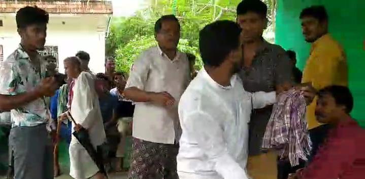 ଅଡବା ଥାନା ଅନ୍ତର୍ଗତ ବିରିକୋଟ ଗାଁରେ ଜମି ଚିହ୍ନଟ ବେଳେ ରକ୍ତାତ ଆକ୍ରମଣ ।