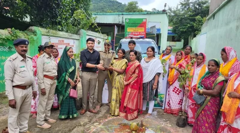 ମା ପାଇଁ ଗଛ ଟିଏ ସଚେତନତା ରଥ ଉଦଘାଟିତ ।