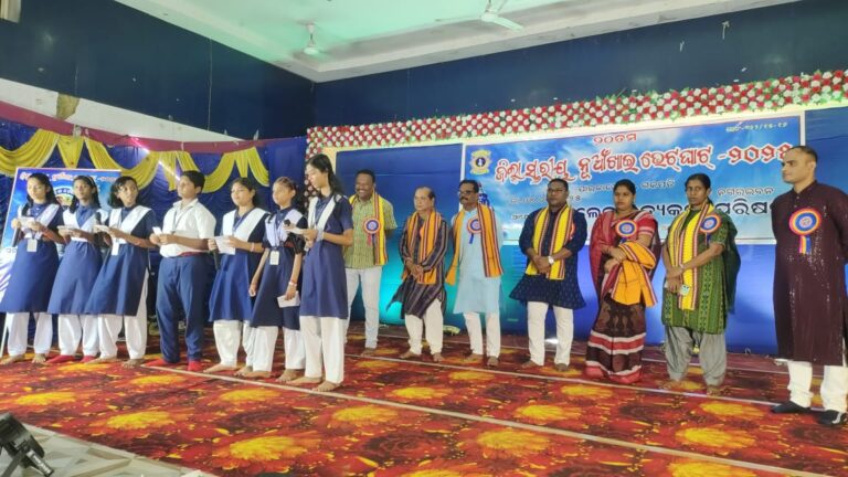 ଜିଲ୍ଲାସ୍ତରୀୟ ନୂଆଁଖାଇ ଭେଟ ଘାଟ୍ – ୨୦୨୫: ସମ୍ବଲପୁରୀ ନୃତ୍ୟରେ ଝୁମିଲେ ଦର୍ଶକ |