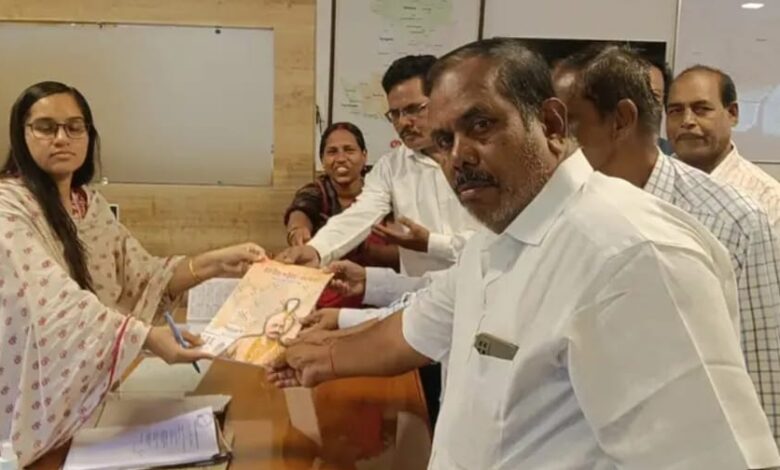 ଗଜପତି ନାଗରିକ ମଞ୍ଚ ପକ୍ଷରୁ ଜିଲ୍ଲାପାଳଙ୍କୁ ଗଜପତି ଜିଲ୍ଲା ବିକାଶର ନକ୍ସା ପୁସ୍ତକ ପ୍ରଦାନ ।