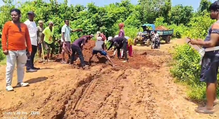 ପ୍ରଶାସନ ଗୁହାରି ନ ଶୁଣିବାରୁ ନିଜସ୍ୱ ଅର୍ଥ ବ୍ୟୟରେ  ରାସ୍ତା ମରାମତି କଲେ ଅଞ୍ଚଳ ବାସୀ ।