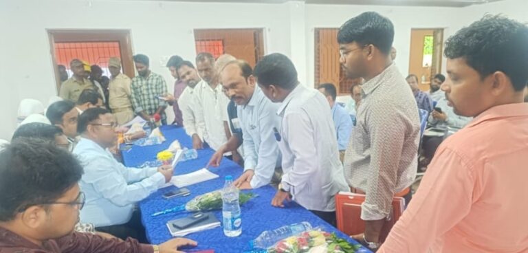 ଭୁବୁନି ପଞ୍ଚାୟତ ସମ୍ମିଳନୀ କକ୍ଷ ଠାରେ ଜିଲ୍ଲାପାଳଙ୍କ ମିଳିତ ଜନ ଅଭିଯୋଗ ଶୁଣାଣୀ ଅନୁଷ୍ଠିତ।