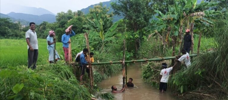ଆଦନଗୁଡ଼ା ଗାଁ ପାଇଁ ବିପଦ ଗୋଲପାଲମ ଚିଟ ନାଳ;ଅସ୍ଥାୟୀ ପୋଲ ସାହା ଭରସା; ସ୍ଥାୟୀ ପୋଲ ନିର୍ମାଣ ପାଇଁ ଦାବି ।