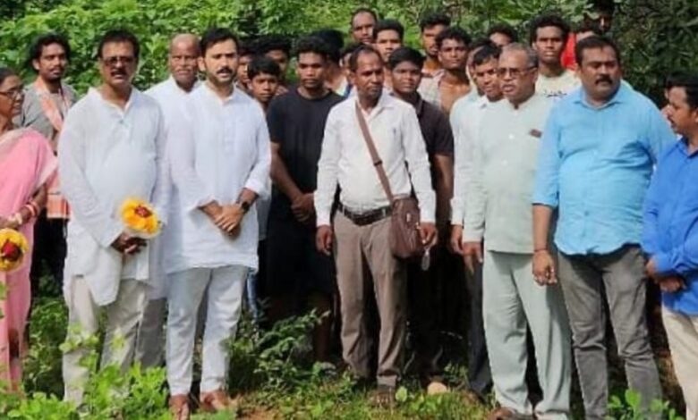 ଗୁମ୍ମା ବ୍ଲକର ପାତିମୁଲକଲୋନୀ ରେ ଜିଓ ଟାୱାର ସ୍ଥାପନର ୯ ମାସ ପରେ ସୁଦ୍ଧା ଲୋକେ ସେବା ପାଉ ନଥିବା ନେଇ ବିଧାୟକଙ୍କୁ ଜଣାଇଲେ ।