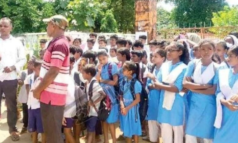 ଶିକ୍ଷକ ଅଭାବରୁ ଶିକ୍ଷାଦାନ ବାଧାପ୍ରାପ୍ତ ପ୍ରତିବାଦରେ….. ଗ୍ରାମବାସୀ ଓ ଅଭିଭାବକ ସ୍କୁଲ ଫାଟକରେ ତାଲା ପକାଇଲେ ।