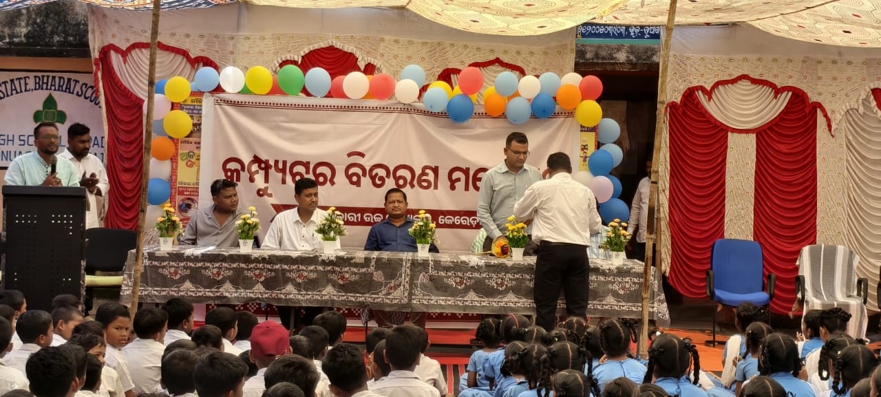 ନୂଆଗଡ଼ ବ୍ଲକ୍ କେରେଡ଼ାଙ୍ଗ ସରକାରୀ ଉଚ୍ଚ ବିଦ୍ୟାଳୟରେ ନିମାପଡ଼ା ମେଟ୍ ଗ୍ରୁପ୍ ତରଫରୁ ୮ ଗୋଟି ବିଦ୍ୟାଳୟକୁ କମ୍ପ୍ୟୁଟର ବିତରଣ ।