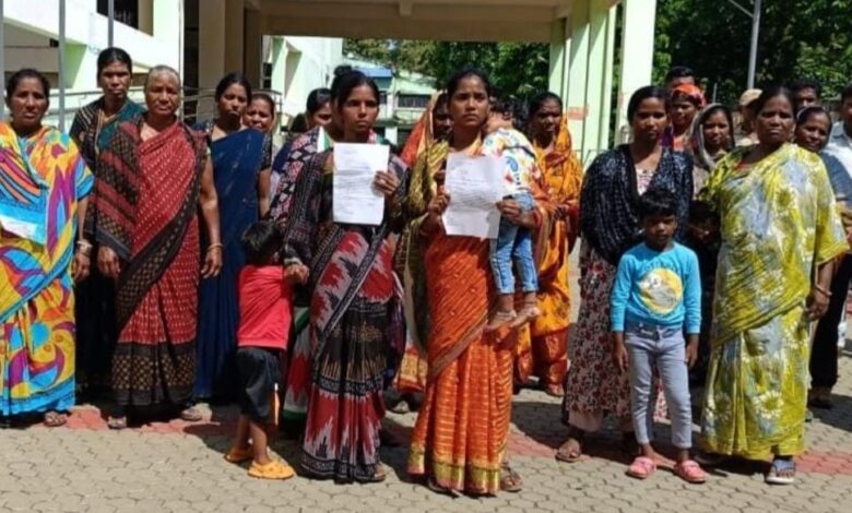 ମିଥ୍ୟା ମାମଲାରେ ଗିରଫ ପ୍ରତିବାଦରେ ପରିବାର ଲୋକେ ଗଜପତି ଜିଲ୍ଲାପାଳଙ୍କ ଦ୍ୱାରସ୍ତ ।