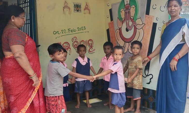 ଗୁମ୍ମା ବ୍ଲକରେ ଅଙ୍ଗନୱାଡି କେନ୍ଦ୍ରର ନିଜସ୍ୱ ଗୃହ ନାହିଁ. ବାରଣ୍ଡାରେ ବିପଦପୁର୍ଣ ଭାବେ ଶିଶୁଙ୍କୁ ପାଠ ପଢା ଯାଉଛି ।