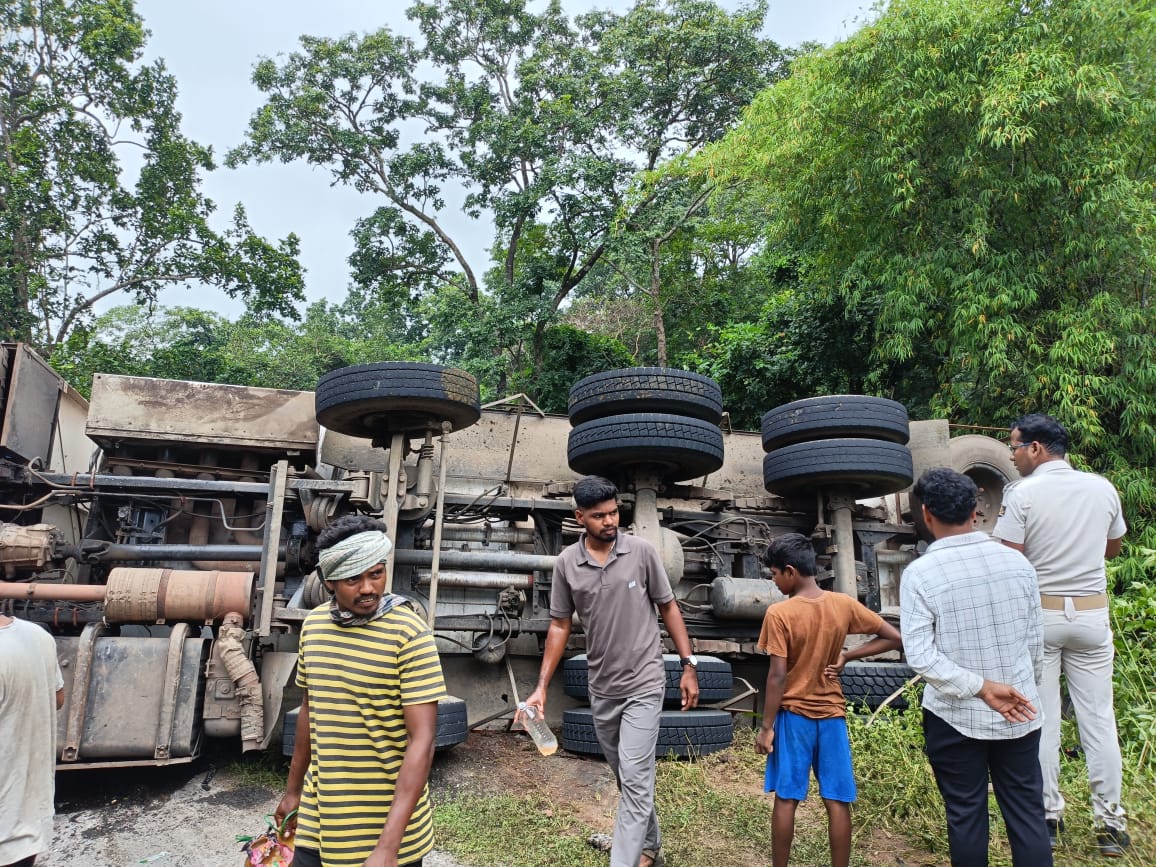 ଖାରିଗୁଡା ନିକଟରେ ଓଲଟିଲା ପେଟ୍ରୋଲ ବୁଝେଇ ଗାଡି ଚାଳକ ଆହାତ ।
