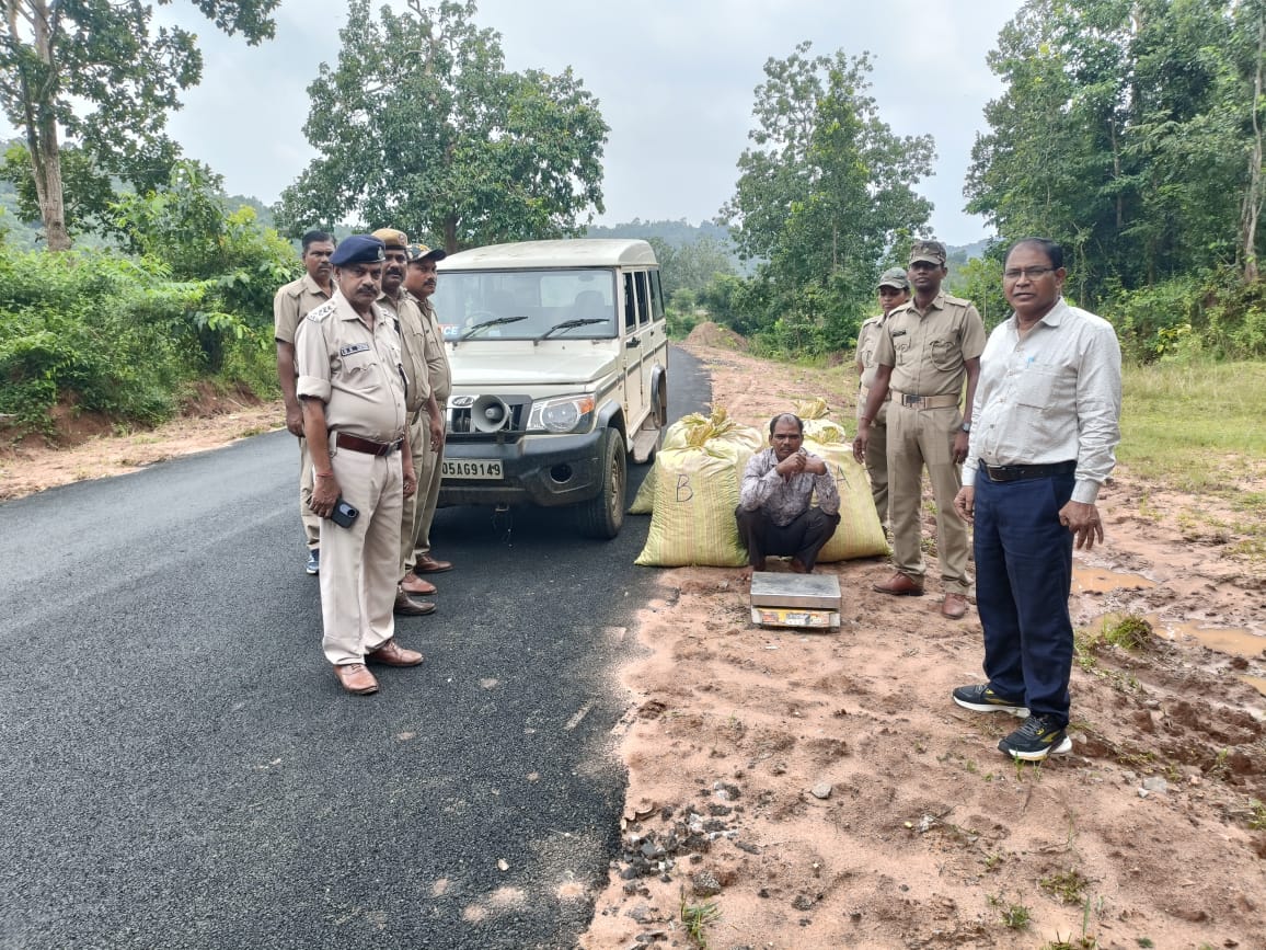 ମୋହନା ପୋଲିସ ଦ୍ଵାରା ଶିକୁଳି ପଦର ନିକଟରେ ୨୦ ଲକ୍ଷ ଟଙ୍କାର ୨କୁଇଣ୍ଟାଲ ୧୦ କେଜି ଗଞ୍ଜେଇ ଜବତ, ଜଣେ ଗିରଫ ।