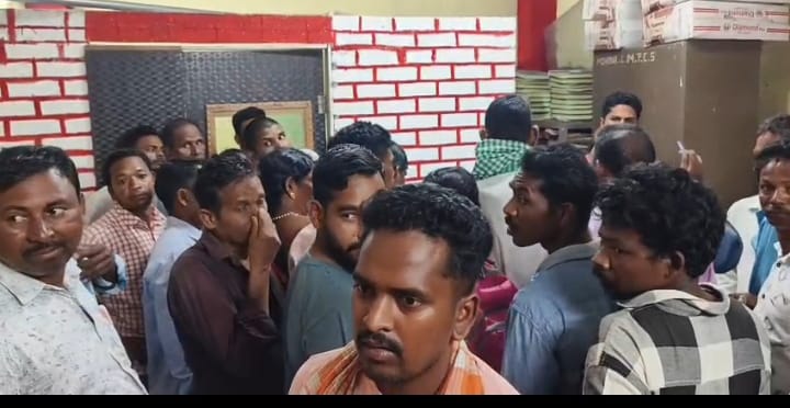 ମୋହନାରେ ସାର ବଣ୍ଟନରେ ଅନିୟମିତତା ଓ ଚଢ଼ା ଦରରେ ବିକ୍ରି ଅଭିଯୋଗ ।