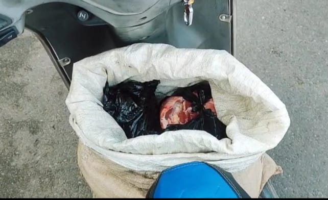 ଗୋ ମାଂସ ଜବତ ଜଣେ ଅଟକ ବ୍ୟକ୍ତିଙ୍କୁ ପୋଲିସ ଛାଡି ଦେଇଥିଵା ଅଭିଯୋଗ ହେଉଛି ।