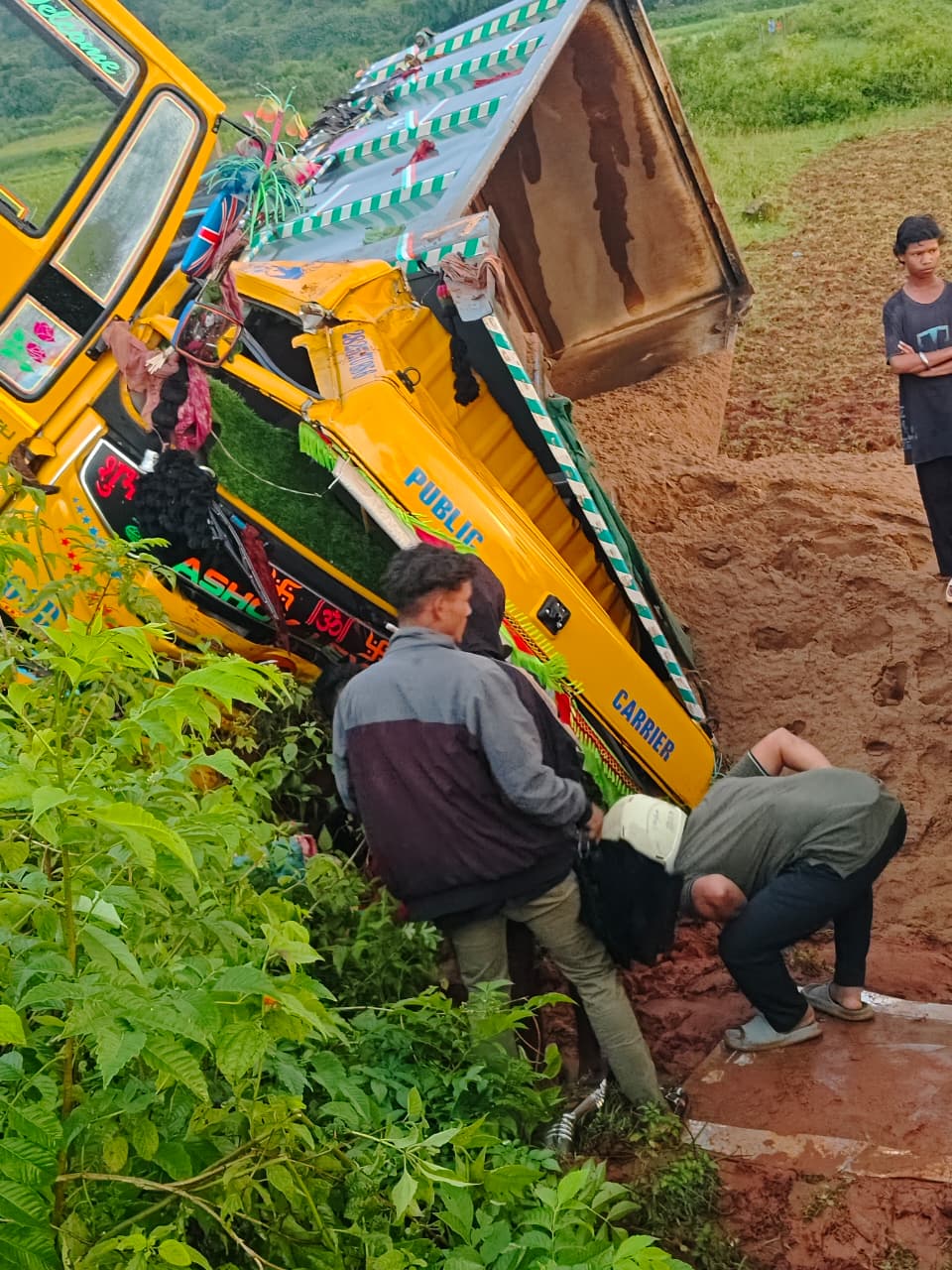 ସୁନାବେଡାରେ CCBF- ଜାନିଗୁଡା ସଡକରେ ବାଲି ବୋଝେଇ ଟ୍ରକ୍ ଓଲଟିଲା; ଚାଳକ ଗୁରୁତର