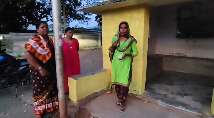 ଅଜଣା ମହିଳାଙ୍କୁ ଉଦ୍ଧାର କରି ପୋଲିସ କୁ ହସ୍ତାନ୍ତର କଲେ ଗ୍ରାମବାସୀ