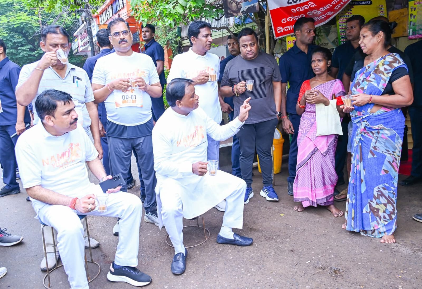 ମାନ୍ୟବର ମୁଖ୍ୟମନ୍ତ୍ରୀ ଶ୍ରୀ ମୋହନ ଚରଣ ମାଝୀ ଭୁବନେଶ୍ୱର ମେ' ଫେୟାର ଛକଠାରେ ଜନସାଧାରଣଙ୍କୁ ଭେଟିବା ସହ ବିଭିନ୍ନ ପ୍ରସଙ୍ଗରେ ଆଲୋଚନା କରିଛନ୍ତି।