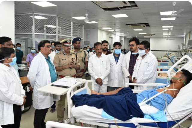 ମାଓବାଦୀ ଆକ୍ରମଣରେ ଗୁରୁତର ଆହତ ଯବାନକୁ ରାଜ୍ୟ ପୋଲିସ ମହାନିର୍ଦ୍ଦେଶକଙ୍କ ସାକ୍ଷାତ ।