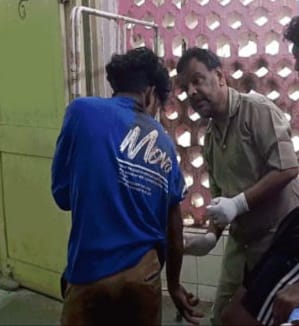 ଚଳନ୍ତା ବାଇକ୍‌ରେ ମୋବାଇଲରେ ରିଲ୍‌ କରୁଥିଲେ, ବାଇକ୍‌କୁ ପଛରୁ ପିଟି ଛିଟିକି ପଡ଼ିଲେ ଯୁବକ ।