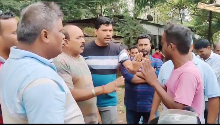 ଅଘୋଷିତ ବିଦ୍ୟୁତ୍ କାଟ ଯୋଗୁଁ ତାତିଲେ ଗ୍ରାମ ବାସୀ , ଅବରୋଧ କଲେ ଜାତୀୟ ରାଜପଥ ଅଟକ ରଖିଲେ ବିଦ୍ୟୁତ୍ ବିଭାଗ ଗାଡ଼ି ।