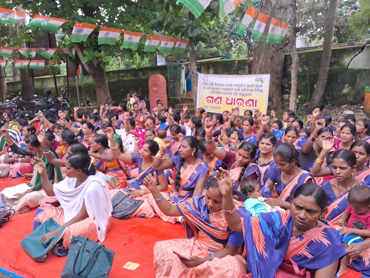 ସ୍ଥାୟୀ ଦରମା ଦାବିରେ ଗଣଧାରଣାରେ ବସିଲେ କମ୍ୟୁନିଟି ଷ୍ଟାଫ।