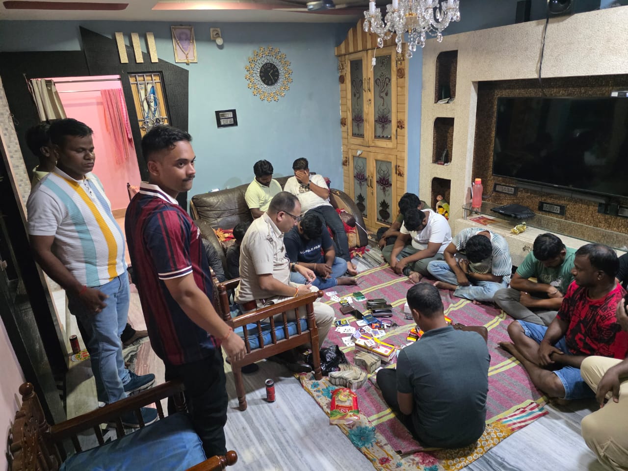 ବଡ଼ବଜାର ପୋଲିସ ପକ୍ଷରୁ ଜୁଆ ଆଡ୍ଡା ଉପରେ ଚଢାଉ।