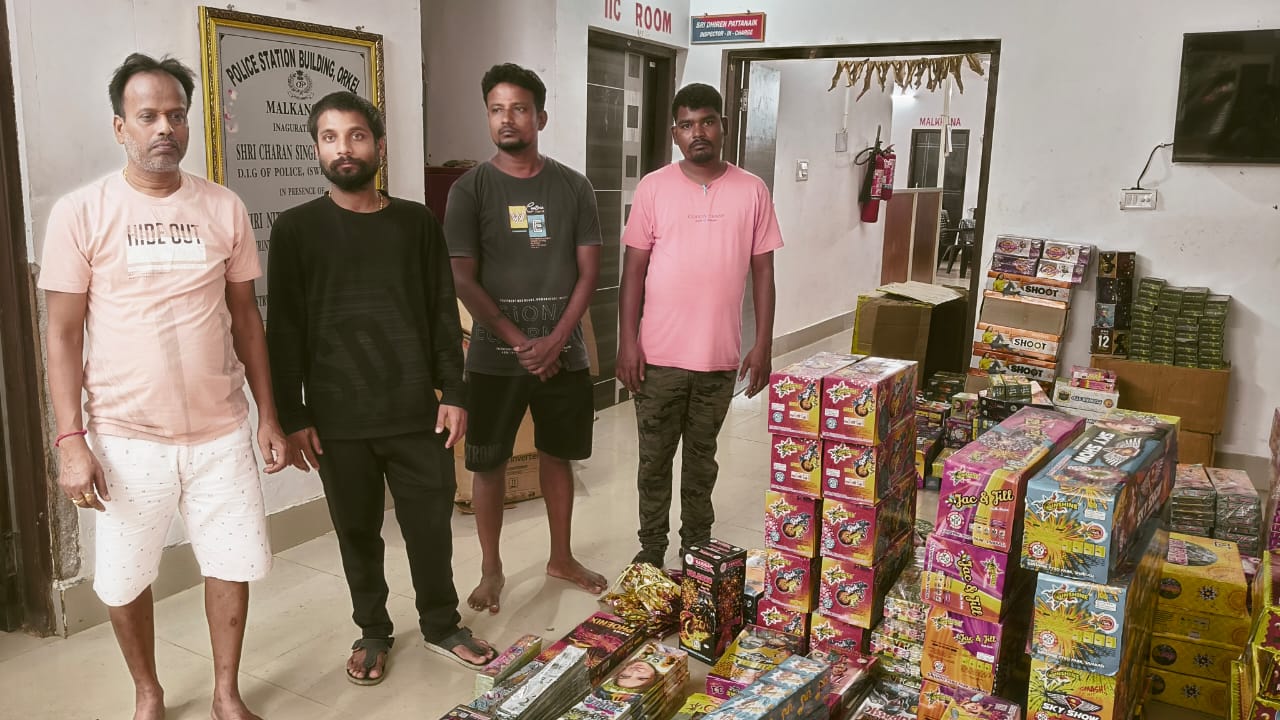 ମାଲକାନଗିରି: ଓର୍କେଲ ପୋଲିସଙ୍କ ‘ଅପରେସନ ଅଗ୍ନି’ – ୩ ଲକ୍ଷ ଟଙ୍କାରୁ ଅଧିକ ବେଆଇନ ବାଣ ଜବତ