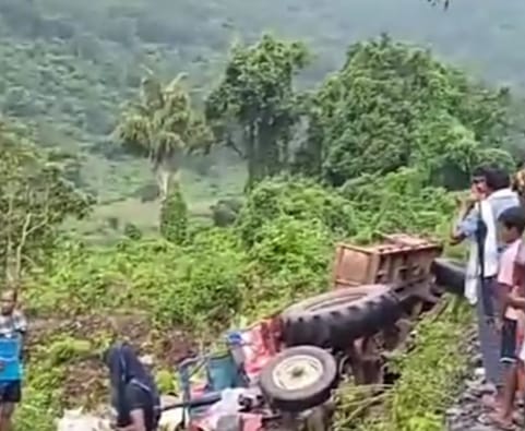 ଓଲଟିଲା ଟ୍ରାକ୍ଟର, 13 ଆହତ, 2 ଗୁରୁତର ।