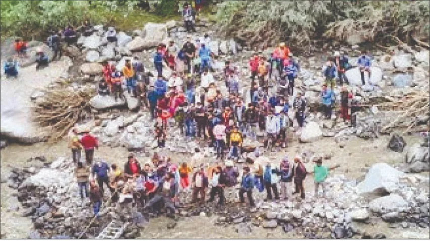 ହିମାଚଳପ୍ରଦେଶର ସିରମୌର ଜିଲ୍ଲାର ନୌହରାଧାର ଅଞ୍ଚଳର ଚୌକର ଗ୍ରାମରେ ବିଶାଳ ଭୂସ୍ଖଳନ। ୫ ଜଣ ଲୋକ ସୁରକ୍ଷିତ। ଘଟଣାର ଭିଡିଓ ଭାଇରାଲ୍।