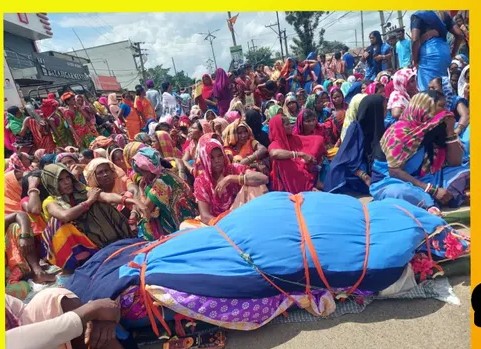 ଉମରକୋଟରେ ଚିକିତ୍ସା ସୁବିଧା ନମିଳିବାରୁ ଗର୍ଭବତୀ ଆଶା କର୍ମୀଙ୍କ ମୃତ୍ୟୁ ଘଟିଛି। ପରିବାର କ୍ଷତିପୂରଣ ଦାବିରେ ରାସ୍ତାରେ ଧାରଣା ଦେଇଛନ୍ତି।