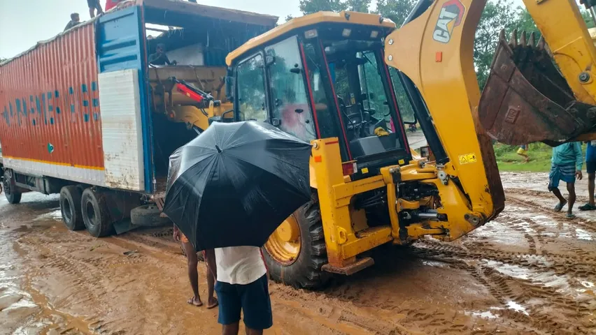 "ବାଲିଚନ୍ଦ୍ରପୁରରେ ବଡ଼ଚଣା ପୁଲିସ ୫୩ ନମ୍ବର ଜାତୀୟ ରାଜପଥରୁ ବେଆଇନ କଣ୍ଟେନରରେ ପ୍ରେରଣ ହେଉଥିବା ୭୦ ଗୋରୁକୁ ଉଦ୍ଧାର କରି କଣ୍ଟେନରକୁ ଜବତ କଲେ।"