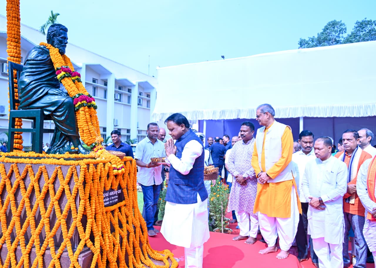 ଆଜି ଉତ୍କଳମଣି ପଣ୍ଡିତ ଗୋପବନ୍ଧୁ ଦାସଙ୍କ ଜୟନ୍ତୀ ଅବସରରେ ବିଧାନସଭା ପରିସରରେ ଗୋପବନ୍ଧୁ ଦାସଙ୍କ ପ୍ରତିମୂର୍ତ୍ତିରେ ମାଲ୍ୟାର୍ପଣ କରି ଶ୍ରଦ୍ଧାଞ୍ଜଳି ଜଣାଇଲେ ମୁଖ୍ୟମନ୍ତ୍ରୀ ମୋହନ ମାଝୀ।