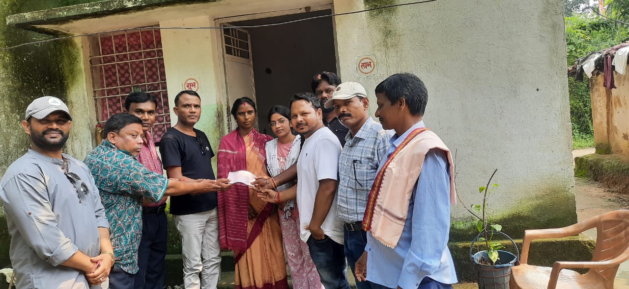 ବରଗଡ ଫିଡ ଦାତବ୍ୟ ଅନୁଷ୍ଠାନ ପକ୍ଷରୁ ସଂଗୀତା କୁଅଁର କୁଂ ପାଠ ପଢିବା ପାଇଁ ଆର୍ଥିକ ସହାୟତାର ହାତ ବଢାଇଲେ।