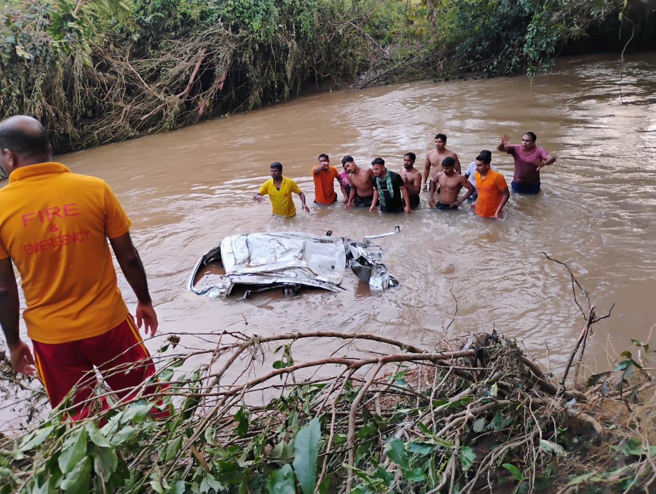 ଘୋଡା କୋଣ ବ୍ରିର୍ଜ୍ ଉପରୁ କାର ସହ ଭାଷି ଯାଇଥିବା ଯୁବକକୁ ସ୍ଥାନୀୟ କାଳିଆ ତୋଟା ନଦୀରୁ ଉଦ୍ଧାର ।